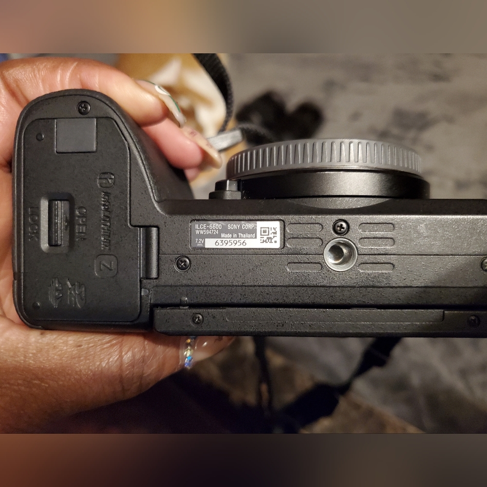 High Tech Professional Camera - Picture 2 of 8